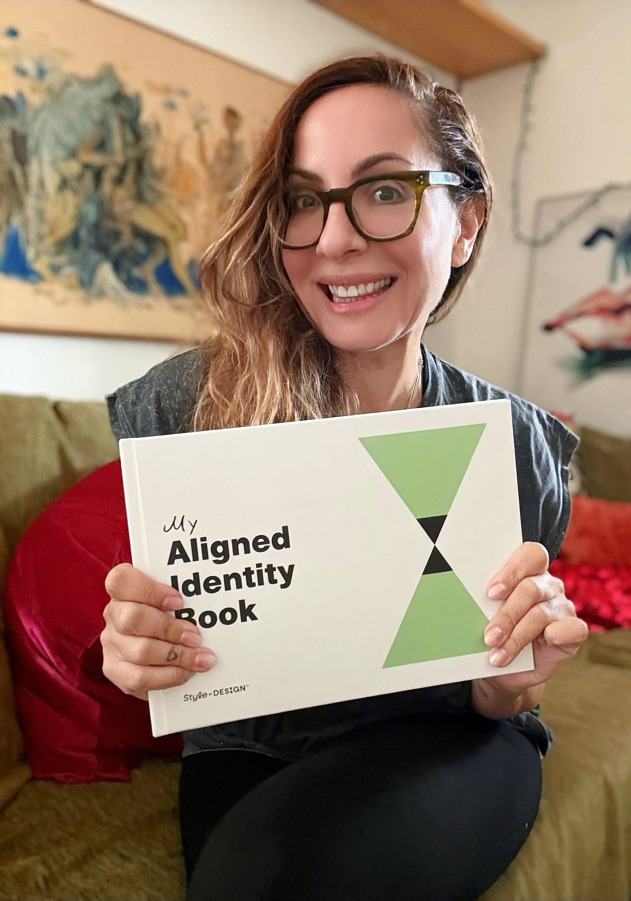 Το Aligned Identity Book σε κόκκινη καρέκλα